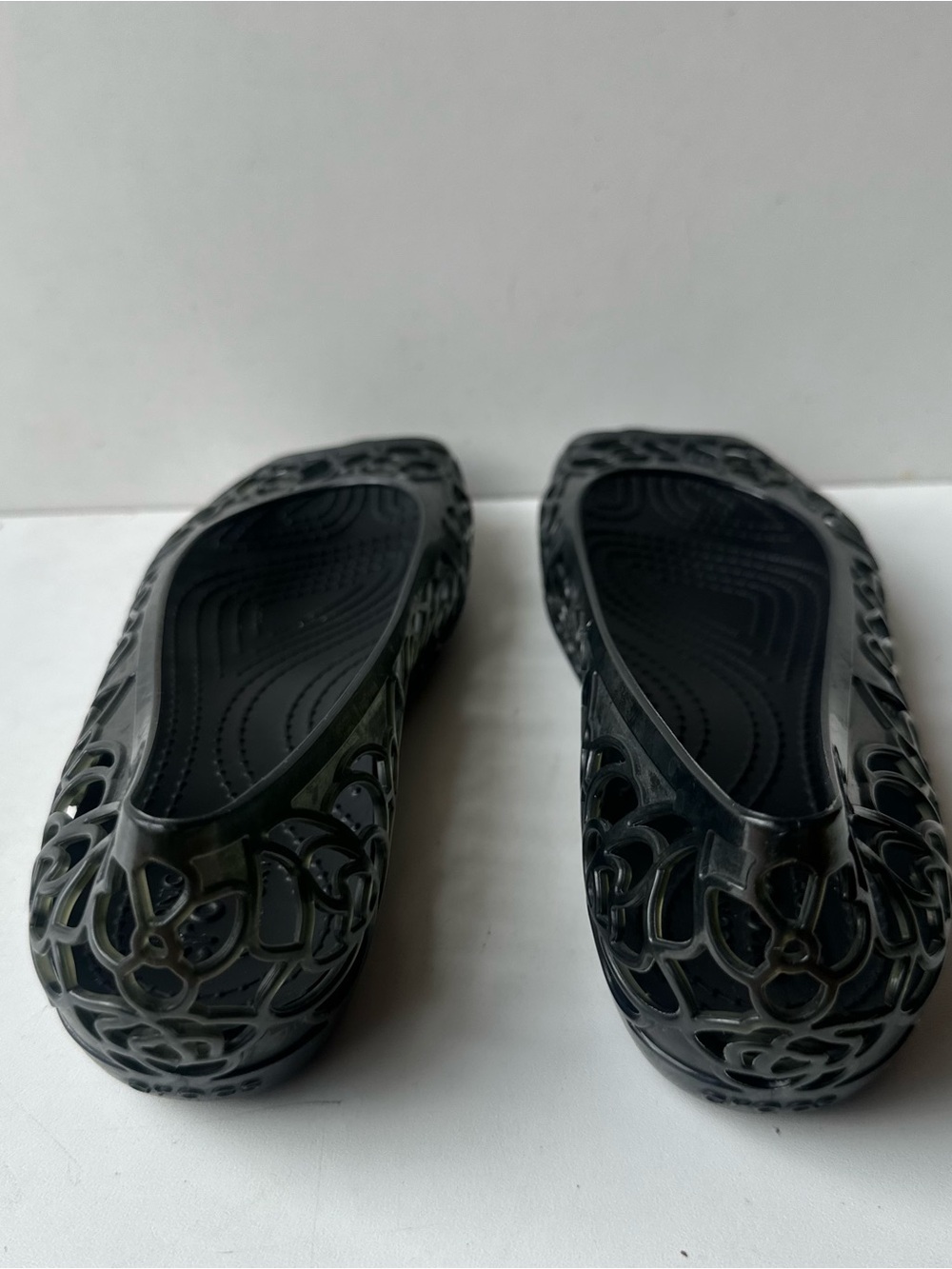Crocs Women’s Black Floral Cutout Peep Toe Jelly Flats Comfort Shoes Size 7 W - Picture 7 of 10